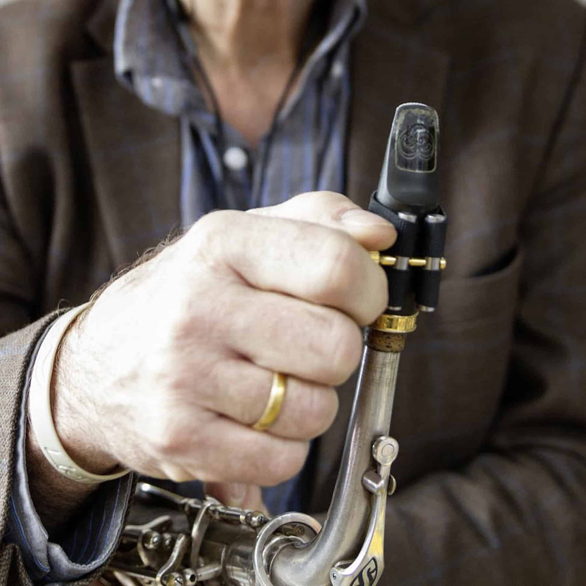 Musiker spielt ein Holzblasinstrument mit einem Fiberreed Kunststoffblatt